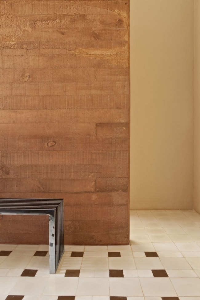 Hazienda interiérový dizajn-moderná dlažba do kúpeľne-kovová lavička betónová stena červená zem