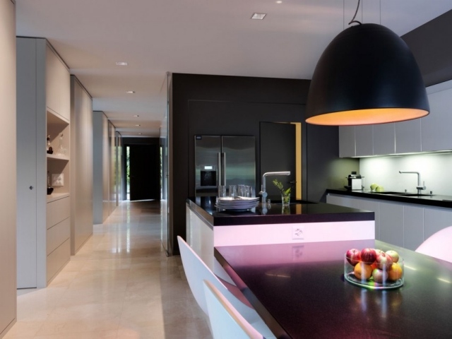 Moderný interiér rezidencie ponúka čiernobiele povrchy interiérový dizajn čiernobiele povrchy jednoducho estetické