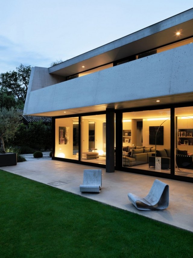 moderné sídlo noc efektívne osvetlenie stoličky zaujímavý dizajn efektívne osvetlenie stoličky zaujímavý dizajnové prepojenie vnútri zvonku