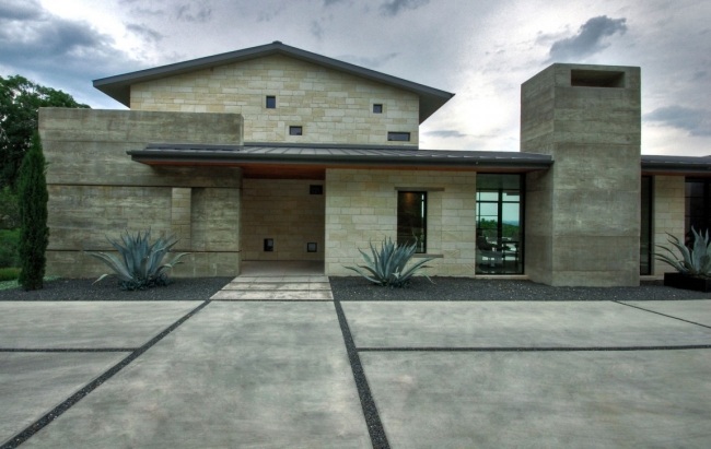Obytný dom s dizajnom sedlovej strechy na nádvorí so zariadenou terasou z prírodného kameňa s výhľadom na ulicu