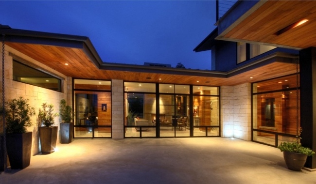 Krytý vchod Plne presklené stropy-vysoké múry-horská rezidencia