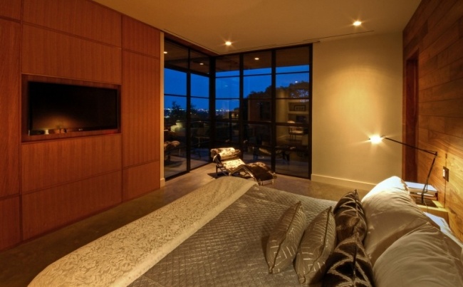 V spálni drevené obklady stien zasklenie strop-vysoké vstavané svetlo