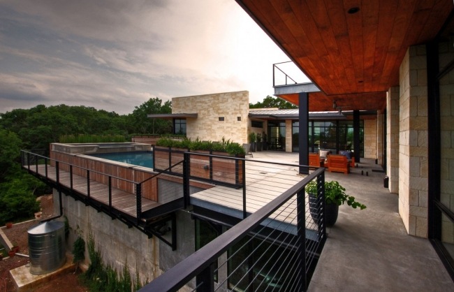 Plochá strešná terasa na streche zastrešená bazénová strešná krytina