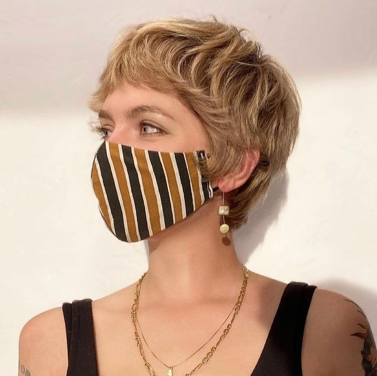 Shaggy Pixie Krátke medové blond vlasy