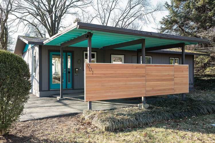 Sieťové prvky z dreveného domčeka s čiastočne skosenými dverami