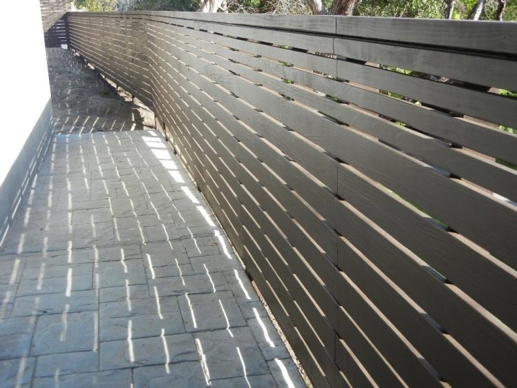 moderné-prvky-ochrany-súkromia-drevo-tieň-vzdialenosť-svetelné medzery