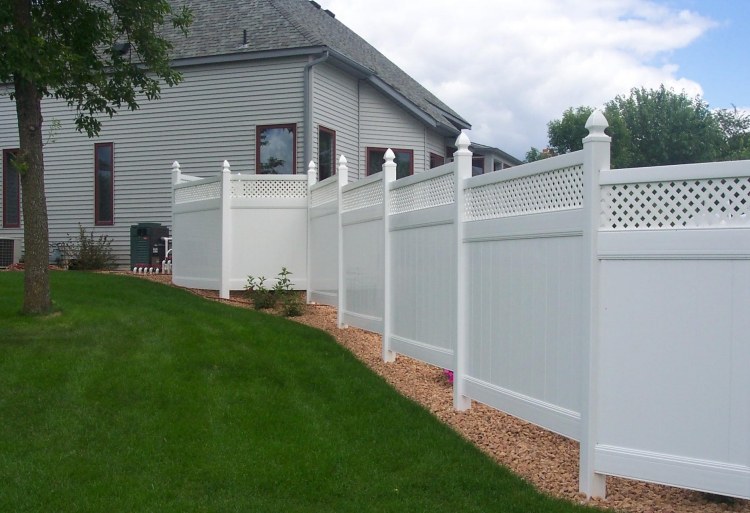 moderné-prvky-obrazovky-súkromia-drevo-biela-tráva-americký štýl