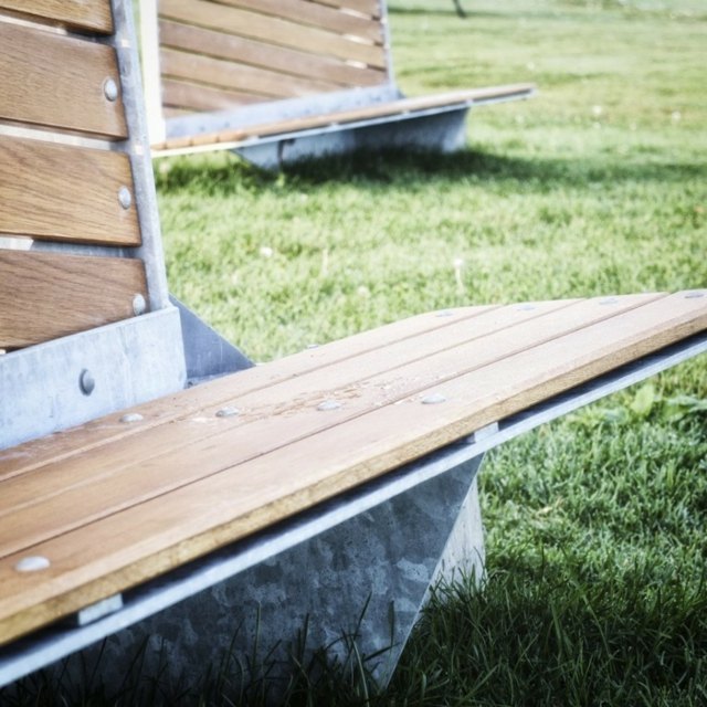 Moderná lavičková skupina montrealských pamiatok