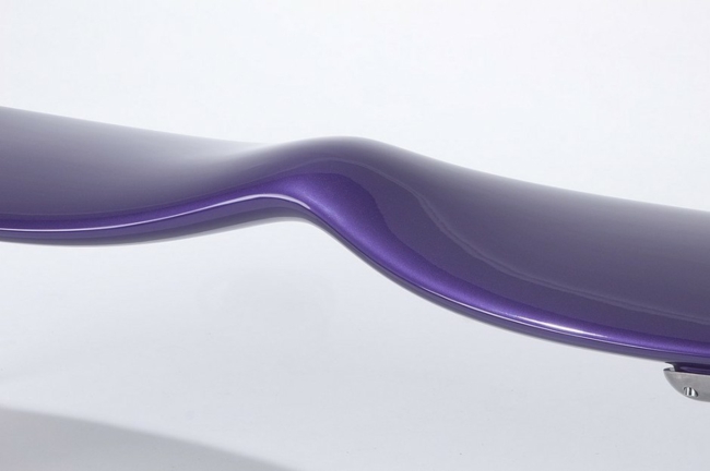 Detail moderného nábytku laserom vyrezaného modelu jednotky počítačového programu