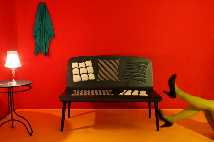 Lavička zelená farba oranžová stena žltá podlaha