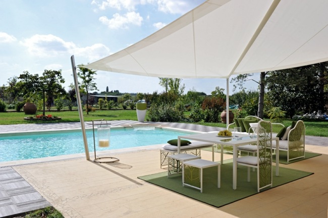 Záhradný záhradný bazén chránený pred slnkom V lete záhradný záhradný bazén