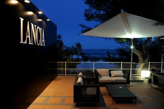 moderná strešná terasa biely markíza ratan Strešná terasa biely markíza ratanový nábytok