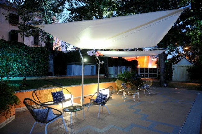 malé záhradné večerné osvetlenie kovový záhradný nábytok Večerné osvetlenie markíza kovového terasy