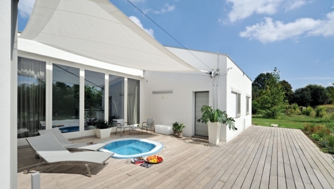 malá drevená terasa záhradné vírivé lehátka Záhradné vírivé lehátko proti slnku