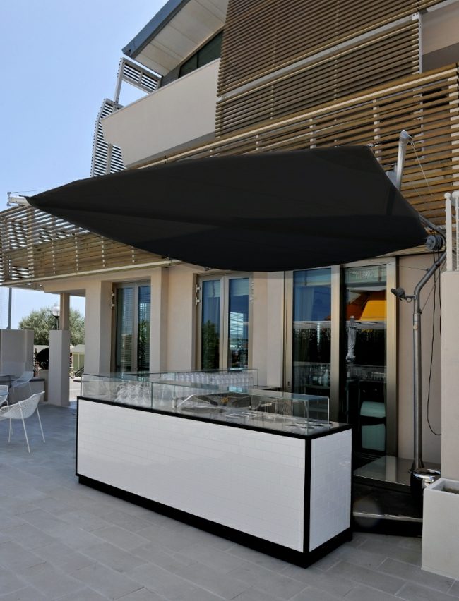 Zmrzlinová markíza čierna taliansky návrhár čierny taliansky dizajnový nábytok