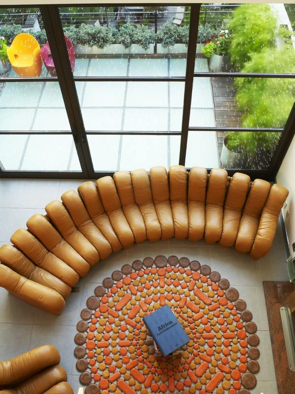 Konferenčný stolík obývacia izba s kobercom