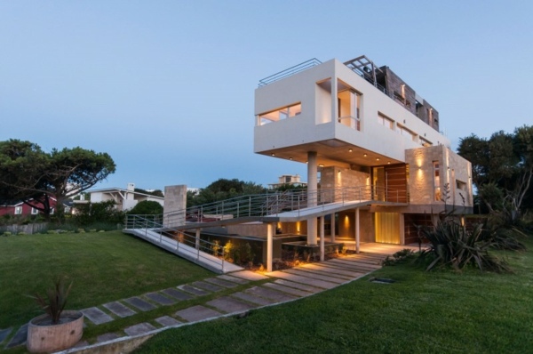 biely dom-stred veľkomesta-moderná architektúra Argentína