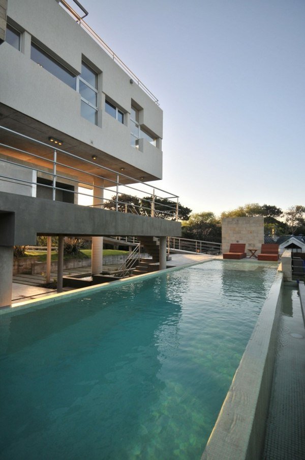 luxusná mestská vila-úzky bazén-záhradný dizajn