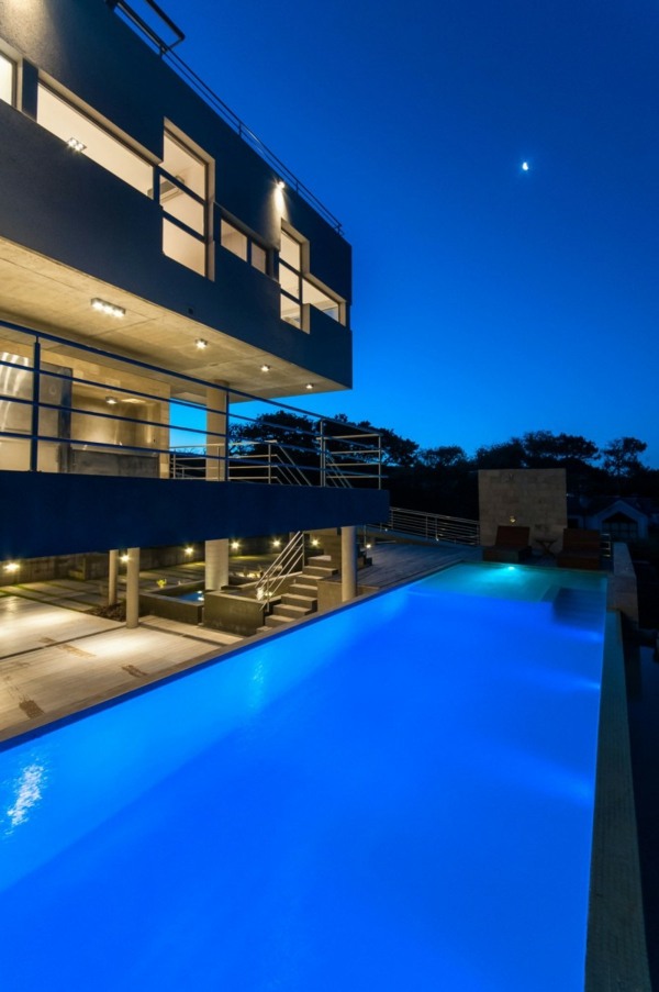 Večerné osvetlenie bazéna v exotickom dome Argentína