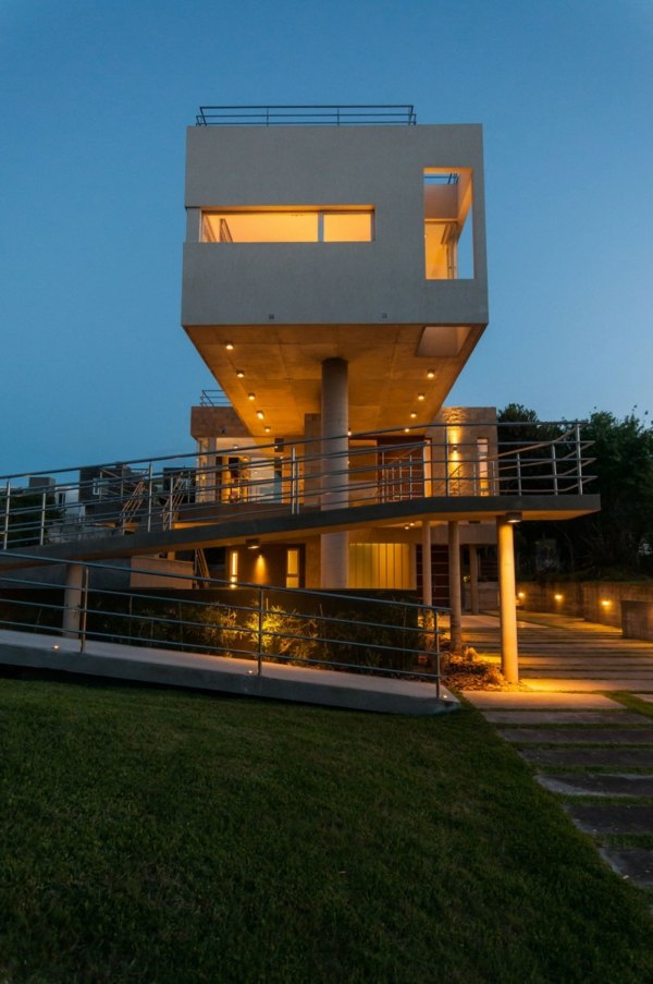 Dom -moderná architektúra -biela fasáda