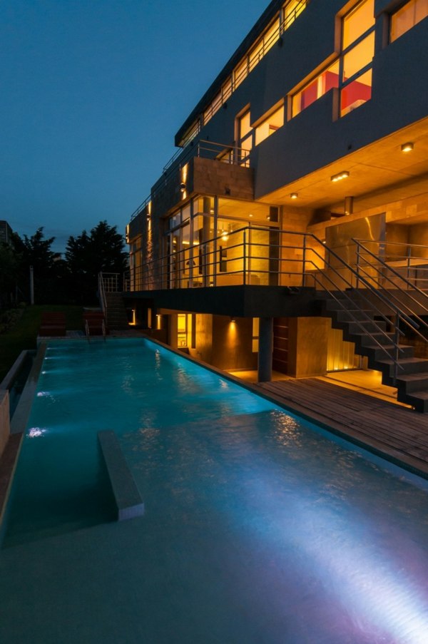 Fasáda domu-nepriame osvetlenie-betónová mestská vila