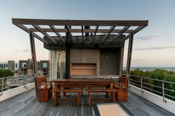 Strešná terasa domu pergola lavica z dreva