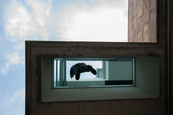 Nápad na dizajn mestskej vily so sklenenou podlahou v Argentíne