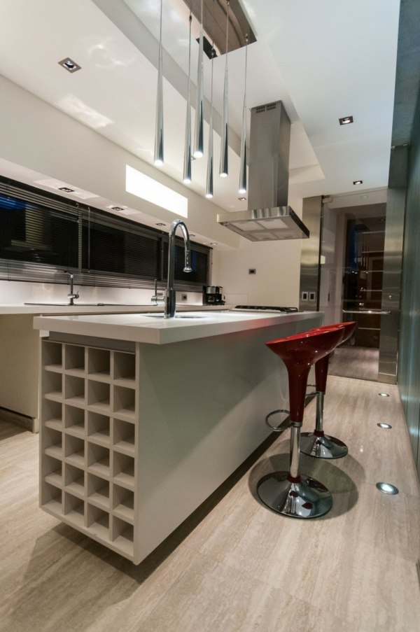 biela kuchynský ostrovček-červená barová stolička-minimálny dizajn