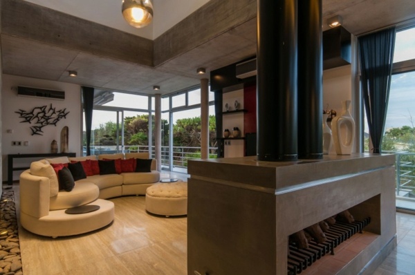 Zariadenie obývačky-krbová sedacia súprava béžovo-červené vankúše drevená podlaha