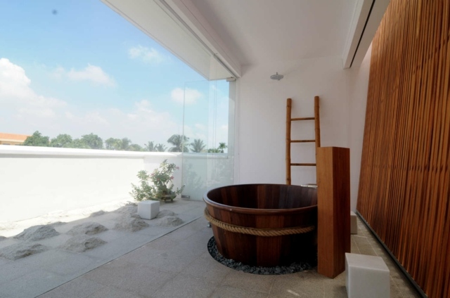 Myšlienka voľne stojace umývadlo sklenená stena okno skalka