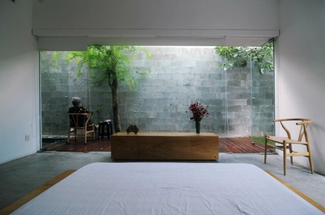 vysoké stromy spálňa výhľad do dvora slnečné svetlo