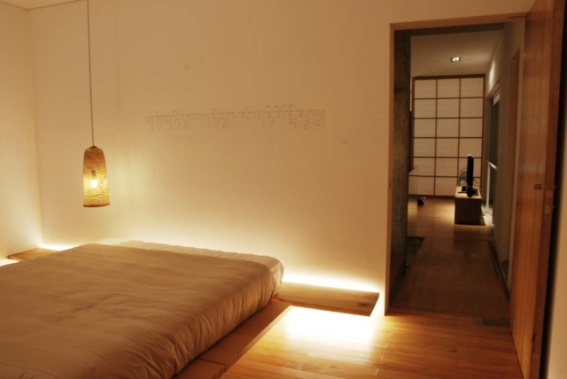 Osvetlenie manželskej postele s príveskom zo svetlého dreva