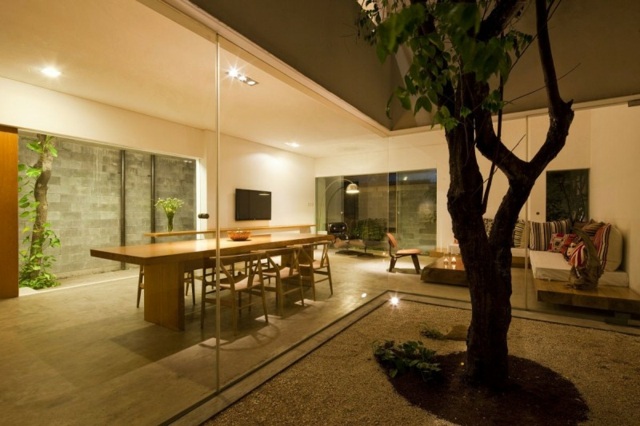 Rustikálny sklenený nástenný nábytok v tvare stromovej záhrady