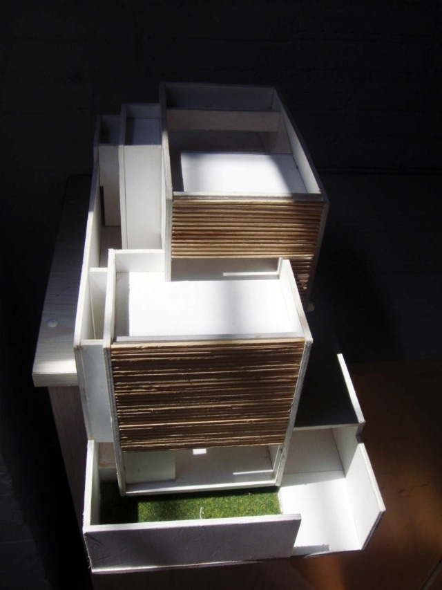 Architektúra trojpodlažný vnútorný dvor s drevenou stenou