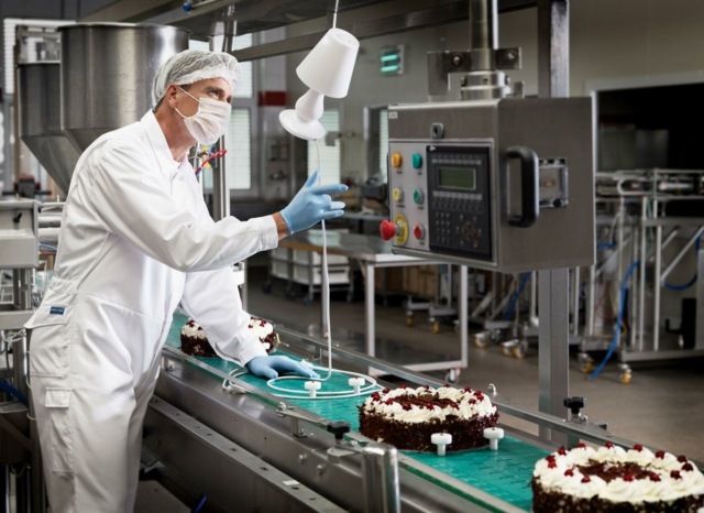 Stojacia lampa v bielej farbe s moderným dizajnom a vybavením obývačky