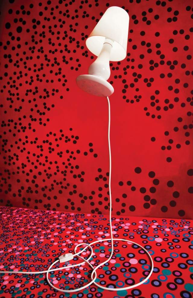 moderná stojanová lampa biela farba krásny dizajn originálne eklektické tapety