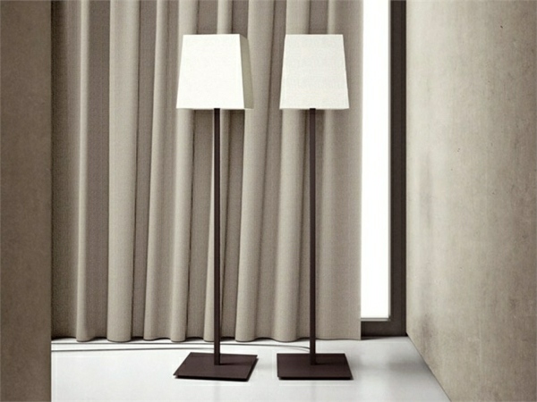 biele stojacie lampy osvetlenie chodby