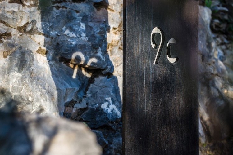 moderná kamenná fasáda minimalistický dom číslo čierny