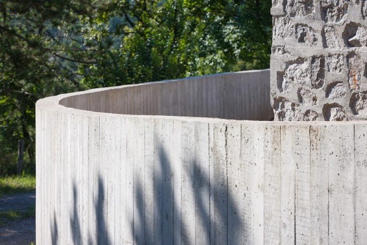 moderná kamenná fasáda betónový plot ovál