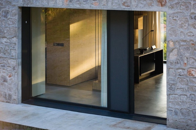 moderná kamenná fasáda veľkoformátové okná vysoké do miestnosti