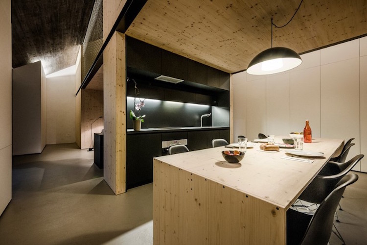 moderná minimalistická kuchyňa z prírodného dreva svetlo čierna