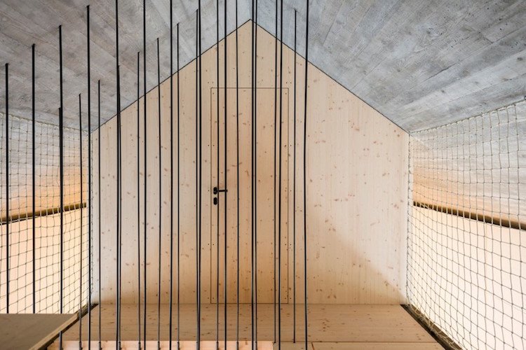 jednoizbový dom moderné betónové drevo deliace lano miestnosti