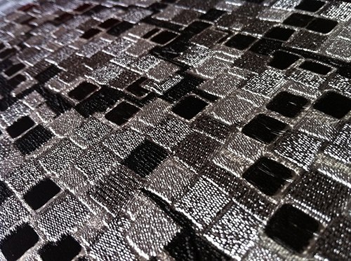 moderný vzor reliéfu tapety čierny