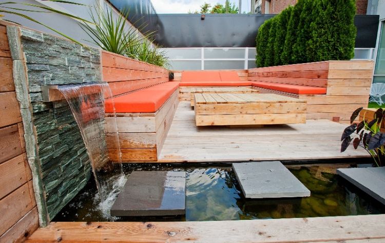 Vedľa je lavica v tvare U z smrekovcového dreva a vody Terasové tehlové obklady z modřínového dreva a lavičky
