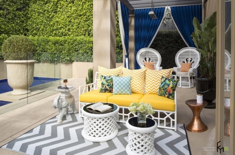 biely nábytok a exotické vzory na koberci a vankúšoch terasa-design-biely-nabytok-exoticky-vzor-cik-cak