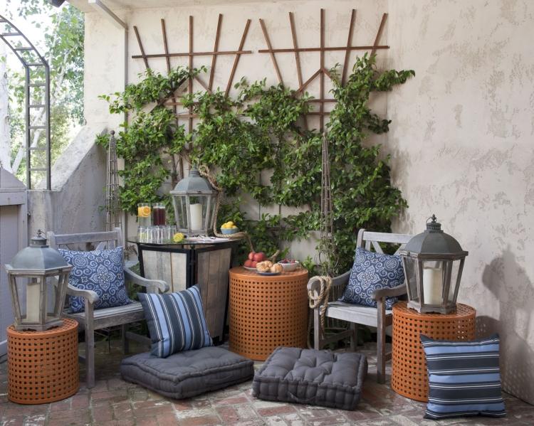 Horolezectvo ako kulisa záhradného nábytku návrh terasy-dlažobné kocky-podlaha-popínavé rastliny-lezecká pomôcka