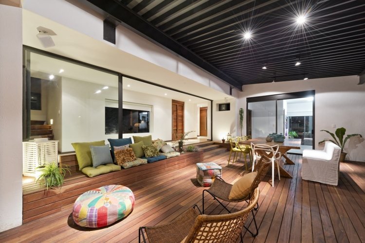 Drevená palubovka a hliníková krytina s osvetlením Dizajn terasy-hliníkové strešné krytiny-drevené podlahy-rôzne sedacie časti