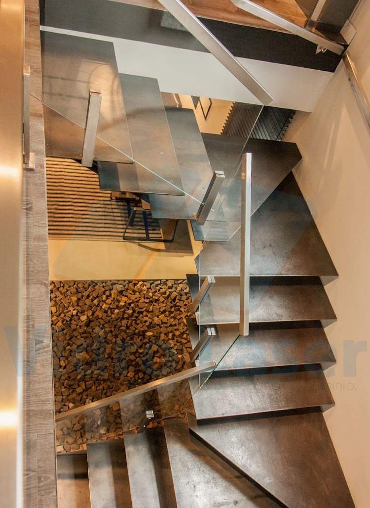 Točité schody Schody Kovový vzhľad Sklenené pletené oceľové zábradlie