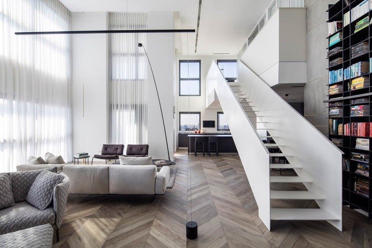 rovné schodisko nepriehľadné zábradlie z bielej ocele