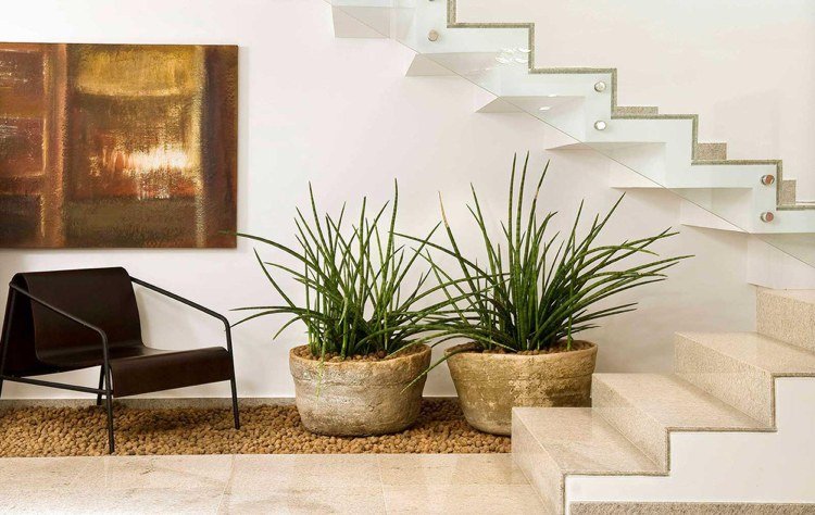 Schody zábradlia z obloženého žulového skla